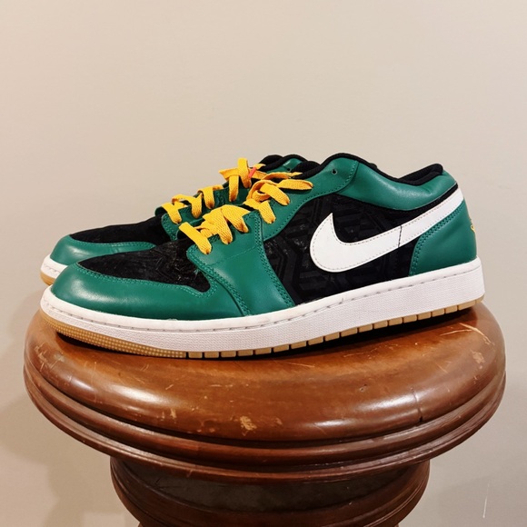 AIR JORDAN 1 LOW SE
"HOLIDAY SPECIAL - MALACHITE GREEN" - Picture 2 of 14